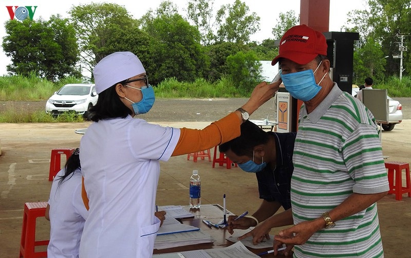 Kiểm tra y tế người dân vào tỉnh Kon Tum trên quốc lộ 14 .
