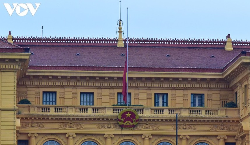 national flags flown at half-mast to mourn former party leader le kha phieu picture 10