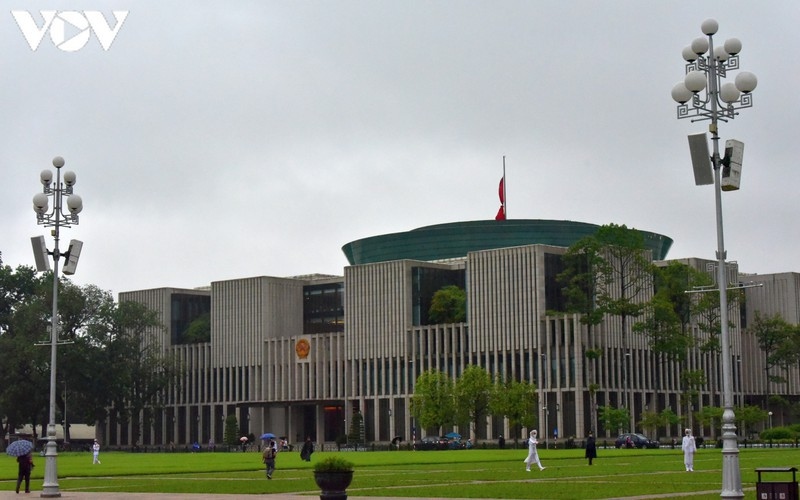 national flags flown at half-mast to mourn former party leader le kha phieu picture 11