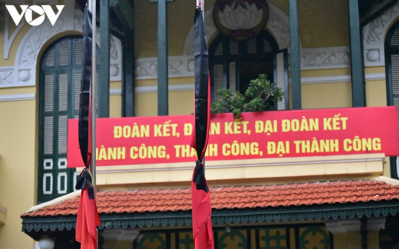 national flags flown at half-mast to mourn former party leader le kha phieu picture 12