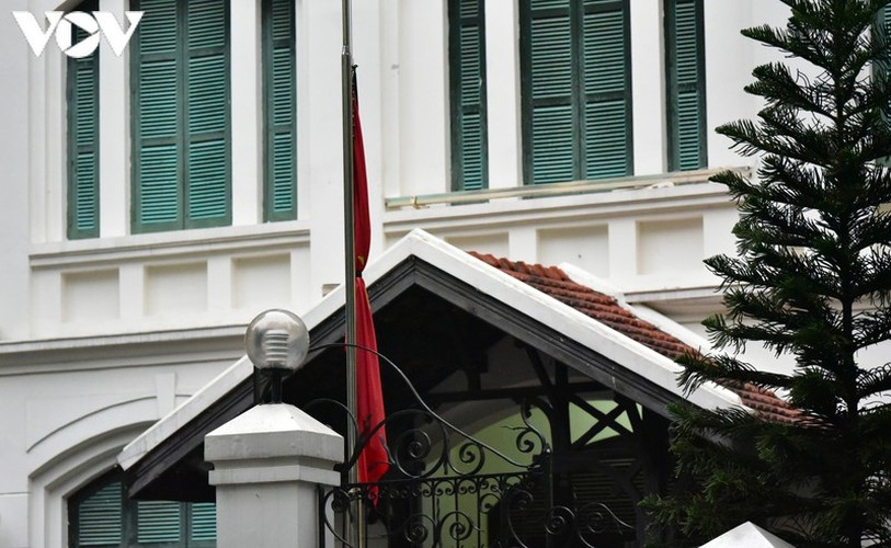 national flags flown at half-mast to mourn former party leader le kha phieu picture 14