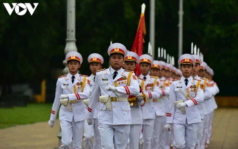 national flags flown at half-mast to mourn former party leader le kha phieu picture 2