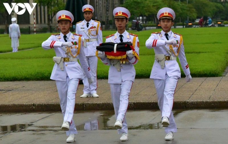 national flags flown at half-mast to mourn former party leader le kha phieu picture 3