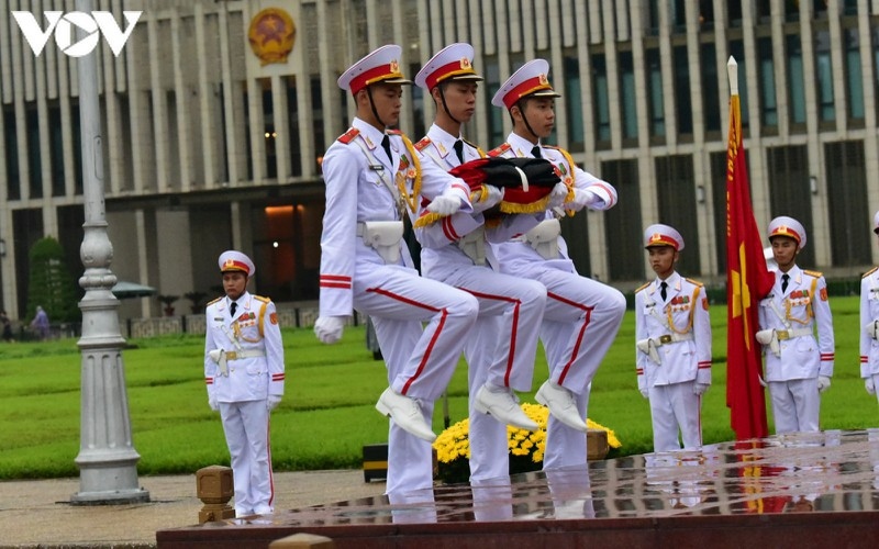 national flags flown at half-mast to mourn former party leader le kha phieu picture 4