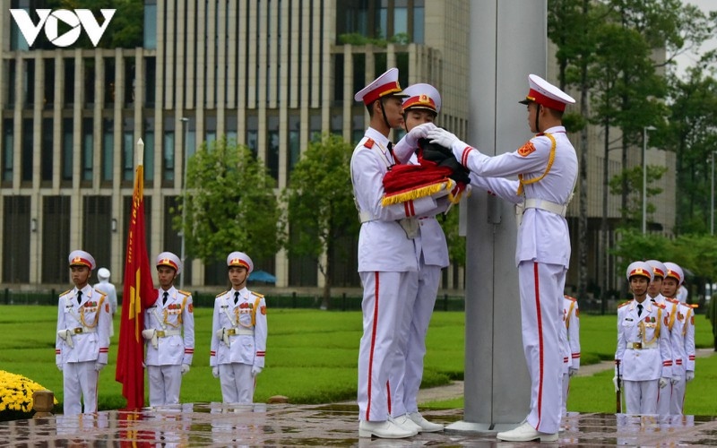 national flags flown at half-mast to mourn former party leader le kha phieu picture 5