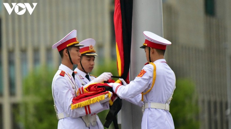 national flags flown at half-mast to mourn former party leader le kha phieu picture 7