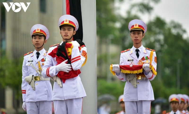 national flags flown at half-mast to mourn former party leader le kha phieu picture 8