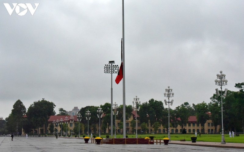 national flags flown at half-mast to mourn former party leader le kha phieu picture 9
