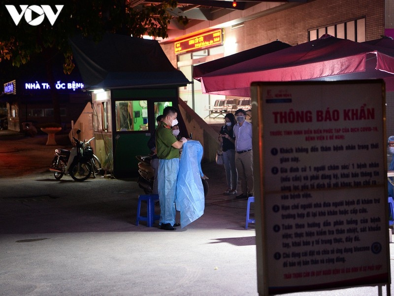 lockdown imposed on e hospital relates to covid-19 patient in hanoi picture 11