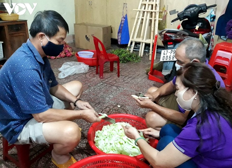 charity provides frontline workers with free meals in covid-19 fight picture 2