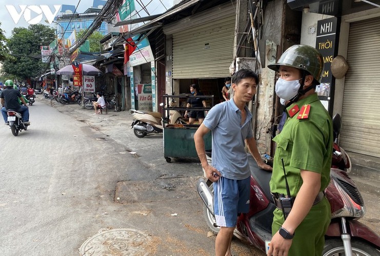 hanoi fines locals failing to wear face masks in public areas picture 2
