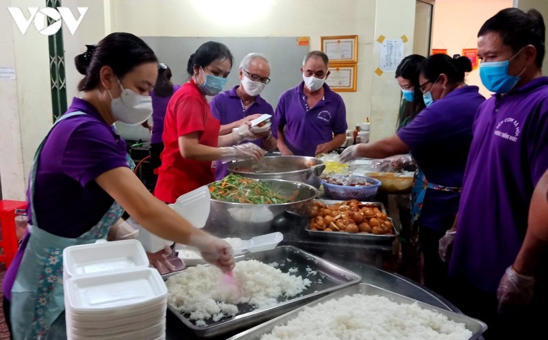 charity provides frontline workers with free meals in covid-19 fight picture 4