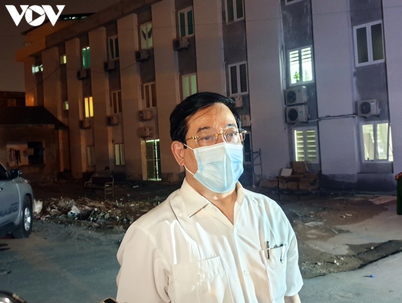 lockdown imposed on e hospital relates to covid-19 patient in hanoi picture 4
