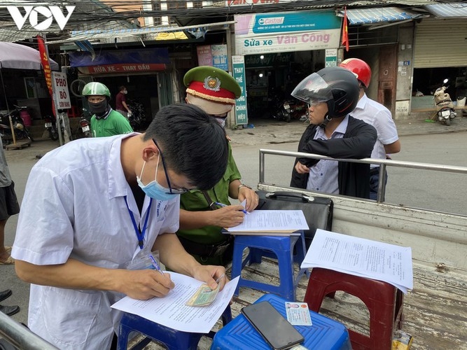 Hanoi fines locals failing to wear face masks in public areas