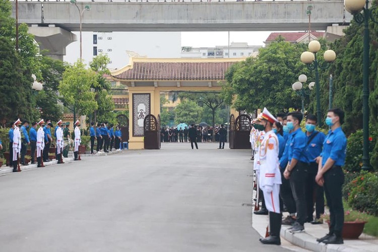 former party leader s final resting place in hanoi picture 6