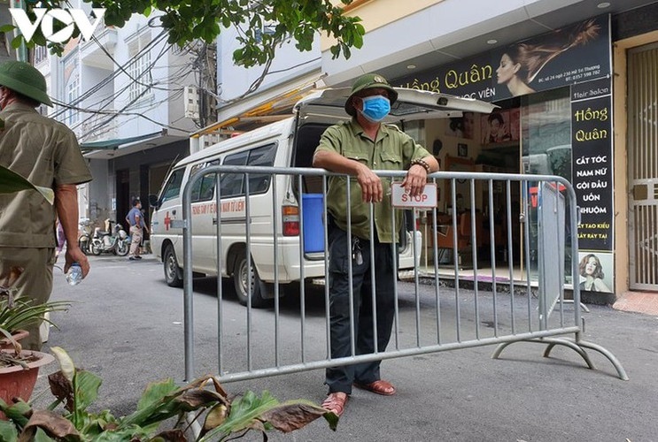 hanoi fines locals failing to wear face masks in public areas picture 8