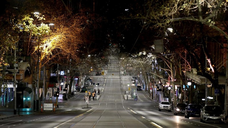 Đường phố Melbourne vắng lặng sau khi lệnh giới nghiêm có hiệu lực từ 6 giờ tối qua. Ảnh Getty