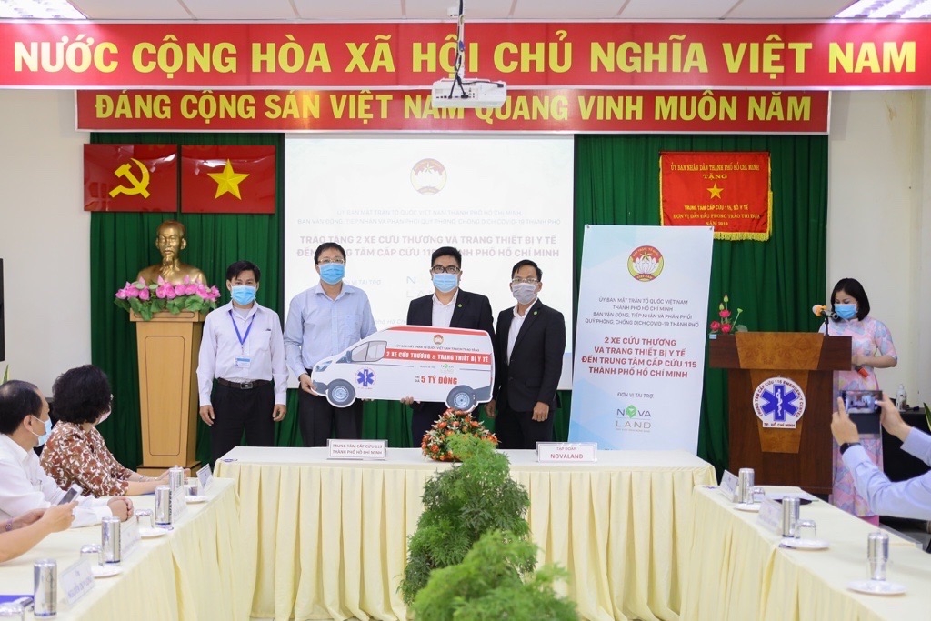 Đại diện Tập đoàn Novaland trao tặng 2 xe cấp cứu cho đại diện Trung tâm Cấp cứu 115 TPHCM