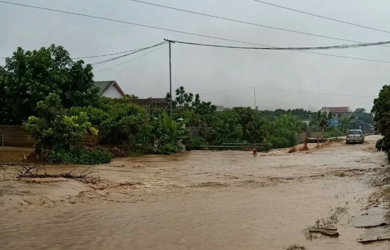 Tại Km 53+ 300  Quốc lộ 6C đoạn qua tiểu khu Bình Minh, xã Cò Nòi, huyện Mai Sơn sáng nay mặt đường bị ngập sâu khoảng 25cm.