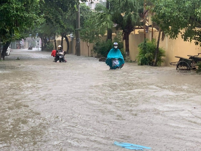 Nhiều tuyến đường của thành phố Điện Biên Phủ ngập sâu trong nước.
