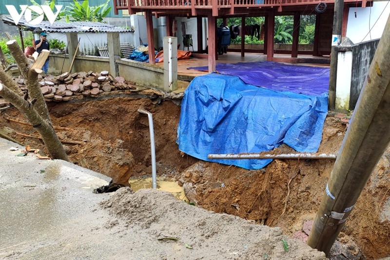 Mưa gây sụt lún khiến nhiều hộ dân ở TP Lai Châu phải sơ tán trong đêm