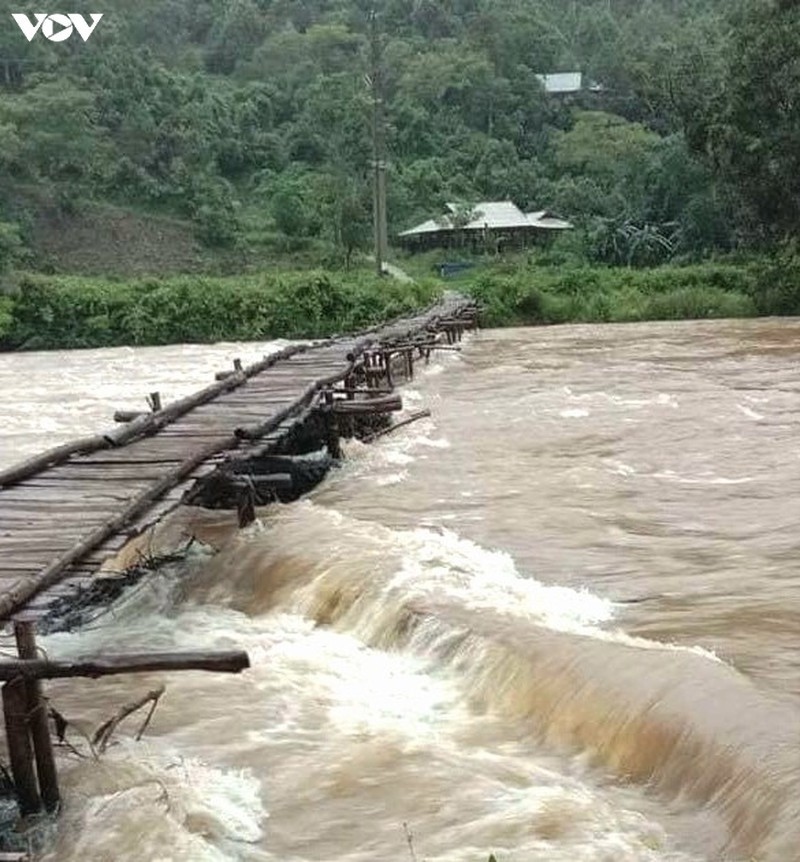 Do nhiều ngày qua có mưa nên hầu hết sông, suối trên địa bàn Yên Bái nước đều lên cao và chảy siết.