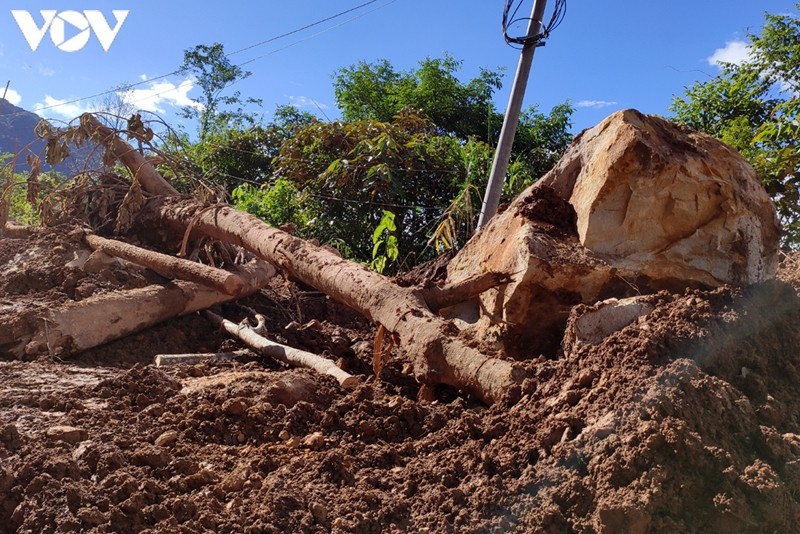 As a consequence of the floods an array of trees and large rocks are now blocking many roads, with hydraulic drilling needed to break the rocks.
