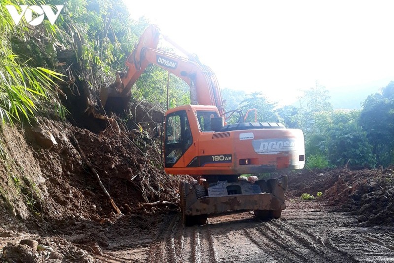 lai chau overcomes traffic difficulties following severe flooding picture 8