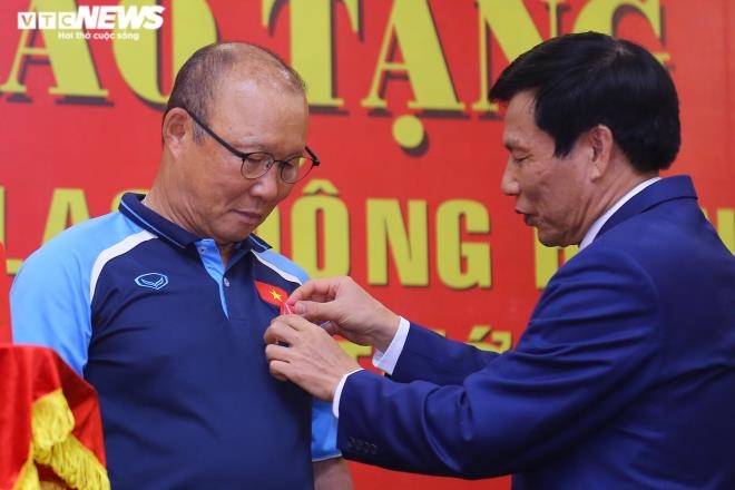 head coach park hang-seo receives labour order picture 1