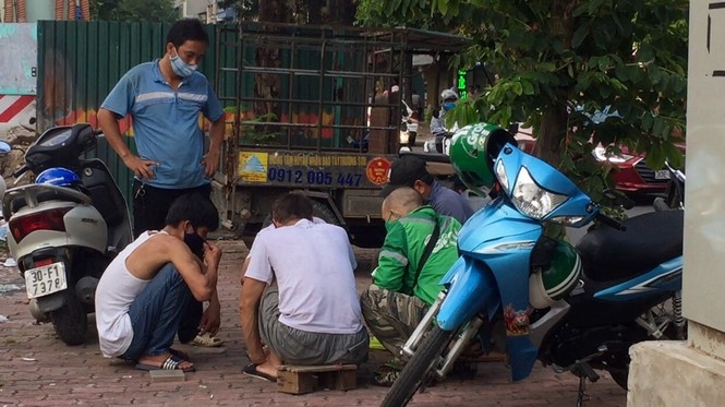 hanoi market porters struggle to survive covid-19 outbreak picture 7