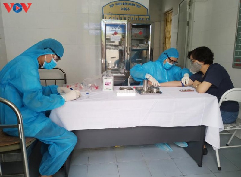 Cán bộ trạm y tế Cao Xanh (TP Hạ Long) lấy mẫu xét nghiệm test nhanh kháng thể Sars - Cov-2.