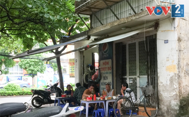 plenty of businesses in hanoi fail to follow social distancing measures picture 1