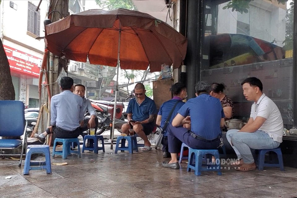 plenty of businesses in hanoi fail to follow social distancing measures picture 10