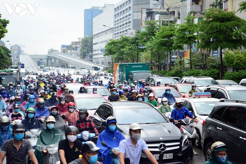 traffic chaos hits hanoi amid early morning downpour picture 10