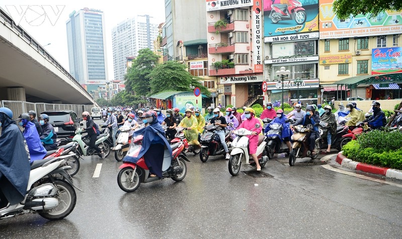 traffic chaos hits hanoi amid early morning downpour picture 11