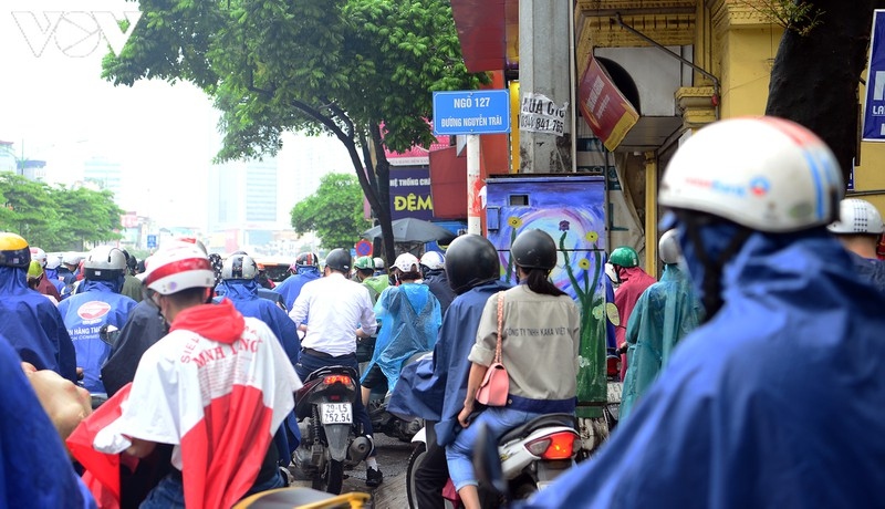 traffic chaos hits hanoi amid early morning downpour picture 12