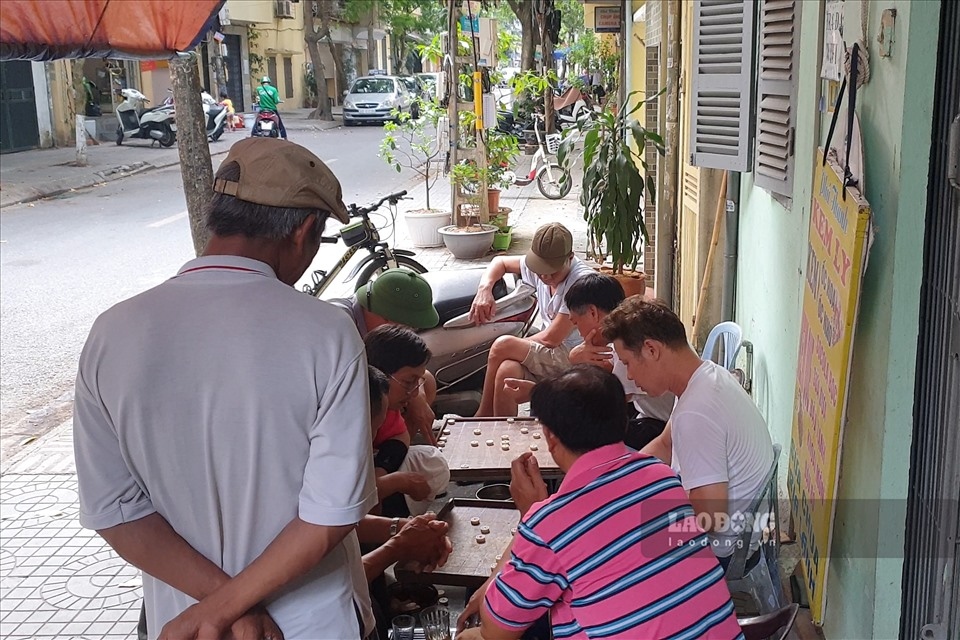 plenty of businesses in hanoi fail to follow social distancing measures picture 12