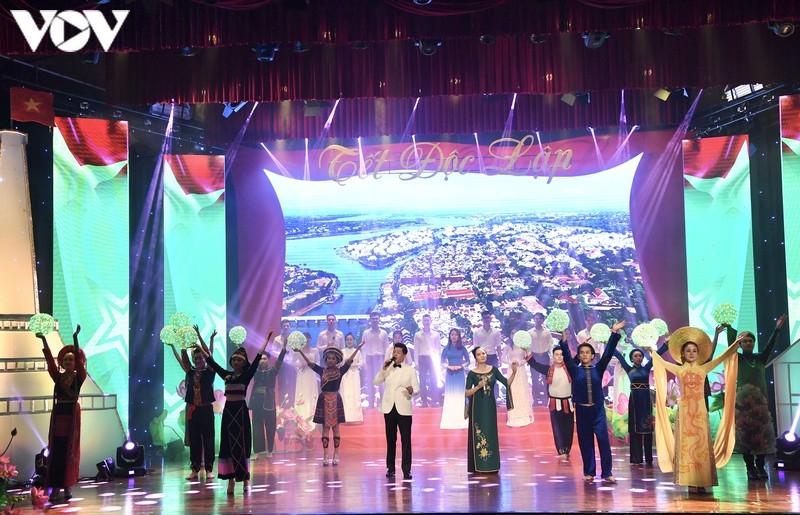 vov hosts music gala to mark national day celebrations picture 13