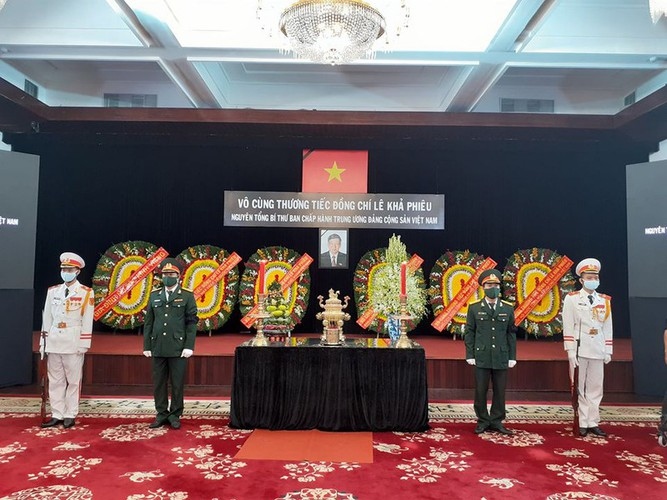 memorial service for former party leader le kha phieu picture 17