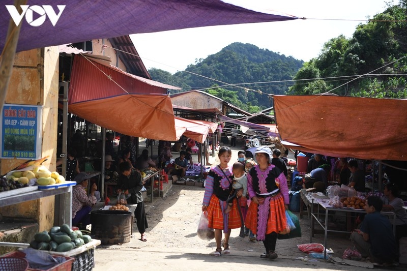 a view into the unique pa co brocade market of son la province picture 19
