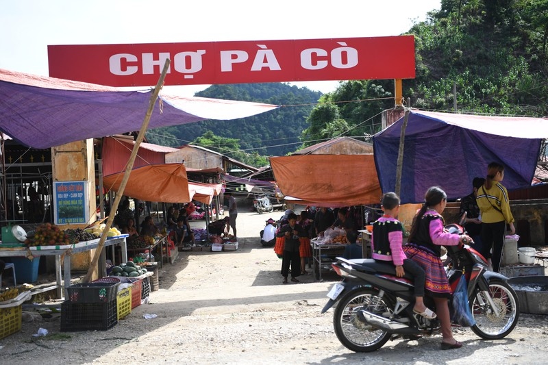 a view into the unique pa co brocade market of son la province picture 1