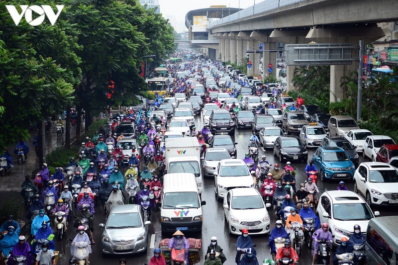 traffic chaos hits hanoi amid early morning downpour picture 1