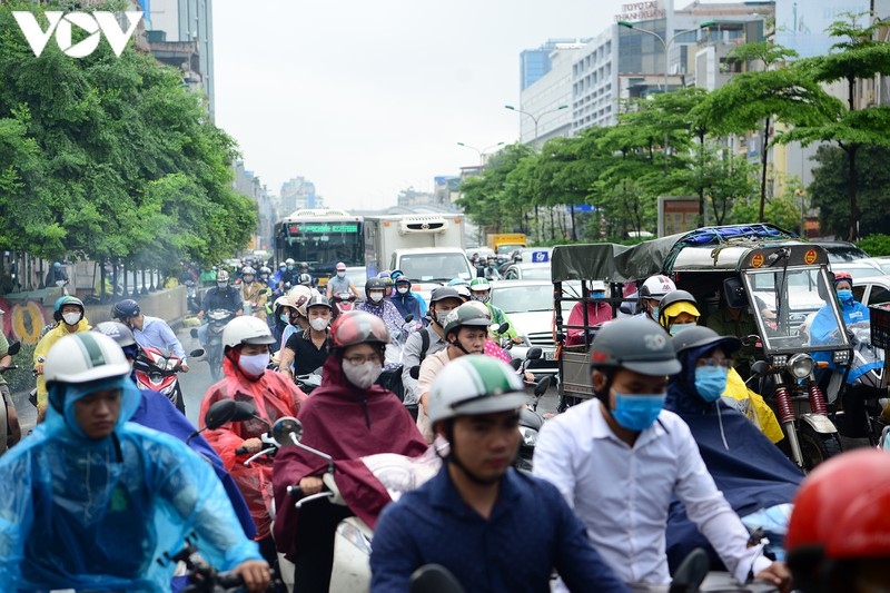 traffic chaos hits hanoi amid early morning downpour picture 2