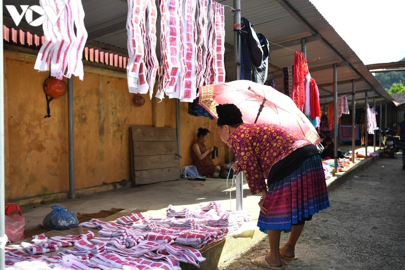a view into the unique pa co brocade market of son la province picture 3