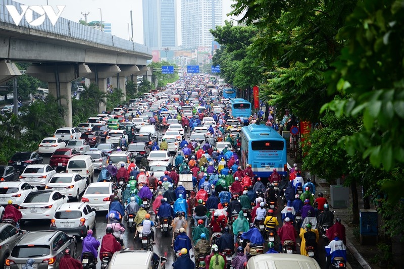 traffic chaos hits hanoi amid early morning downpour picture 3