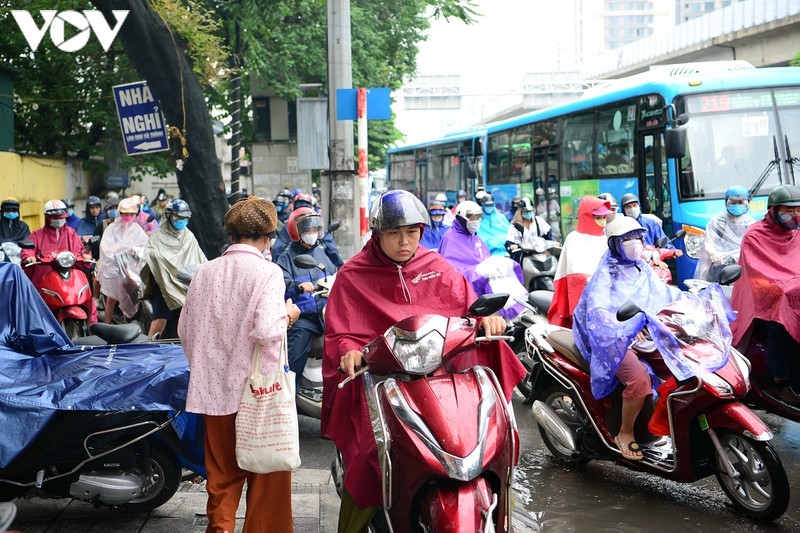 traffic chaos hits hanoi amid early morning downpour picture 5