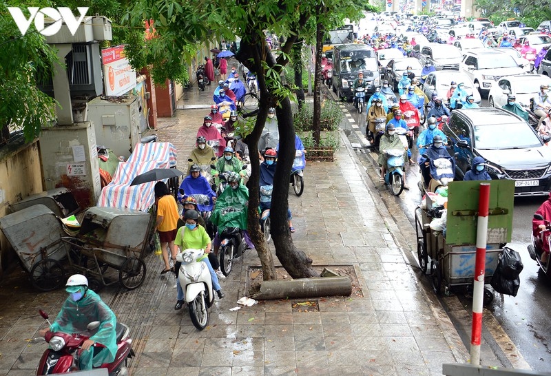 traffic chaos hits hanoi amid early morning downpour picture 6