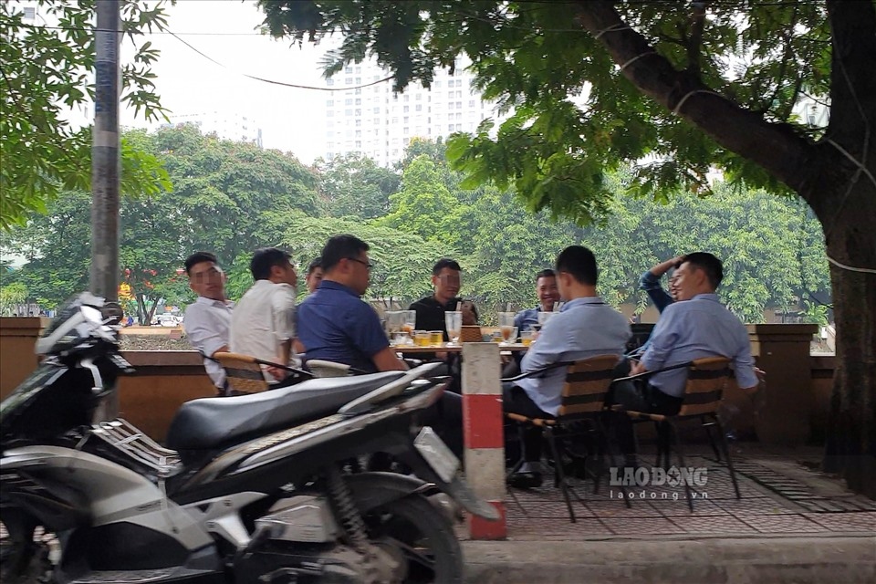 plenty of businesses in hanoi fail to follow social distancing measures picture 7