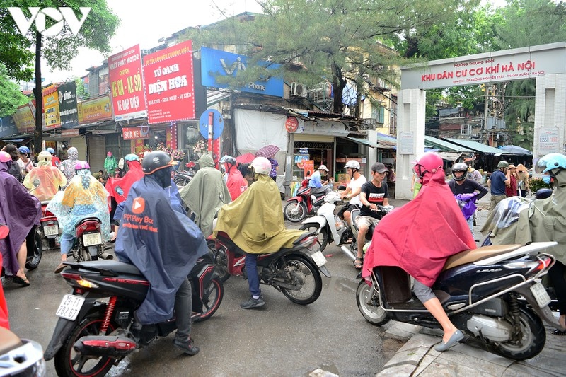 traffic chaos hits hanoi amid early morning downpour picture 7
