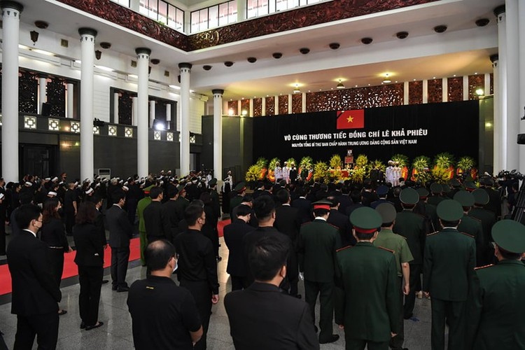 memorial service for former party leader le kha phieu picture 7